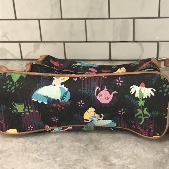 Disney Dooney & Bourke Crossbody Alice in Wonderland 65th Anniversary Teatime - Picture 9 of 15
